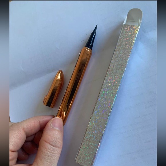 Adhesive black eyeliner - Picture 2 of 3